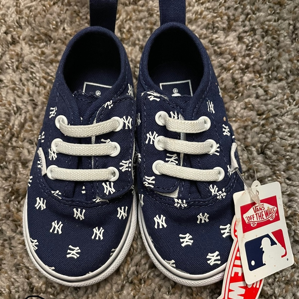 New with tags vans yankees toddler shoes size 5